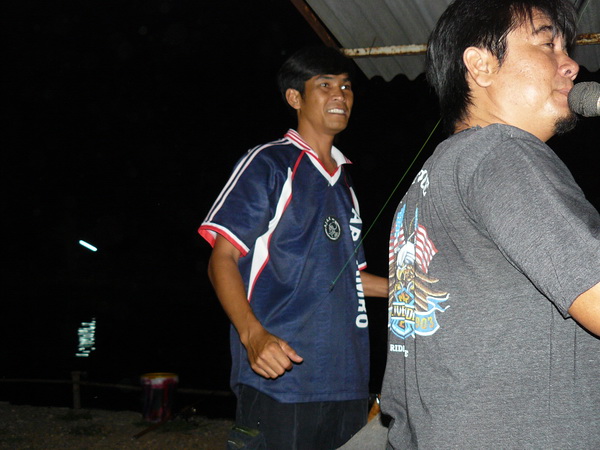 พี่ราชสีห์ เอามาล่อเป้าทั้งน้าน...เลยเหลือ 1 ซองเลย :sad: :cheer: :cheer: :cheer: