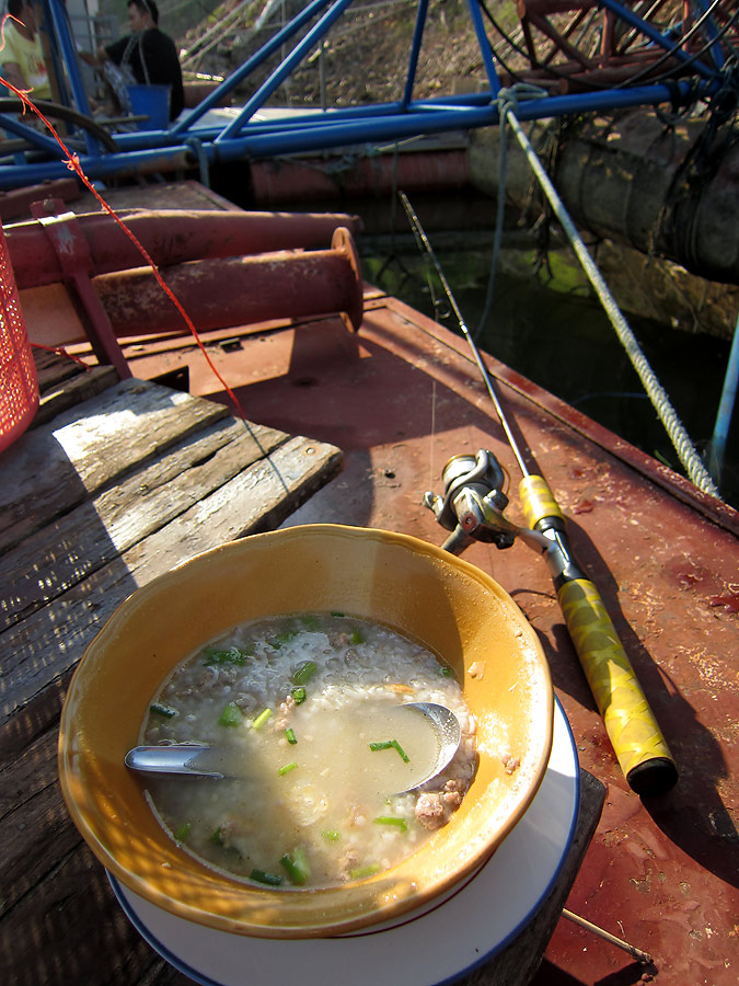 ช่วงสายก็พายเรือมาทานข้าว แล้วก็นั่งหยอดปลาหมอ ไปด้วย :laughing: :laughing:
