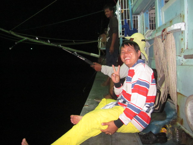 ข้างเรืออีกมุมหนึ่ง น้าแจ้ปลาดึงเบ็ดแล้ว  ...น้าชัชขอถ่ายหน่อย.อิอิอิ :cheer: :cheer: :cheer: :laugh
