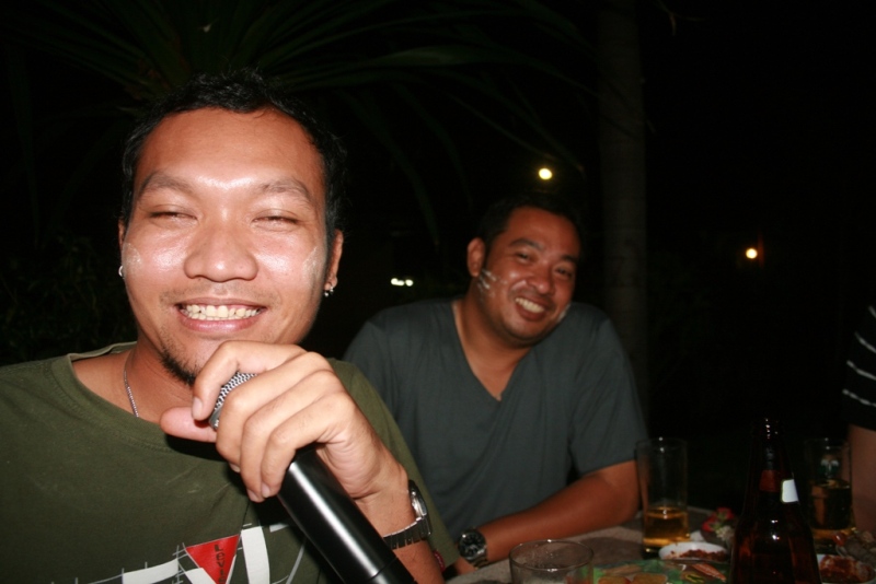 บรรยากาศชื่นมื่นเหลือเกินครับ  :kiss: :kiss: