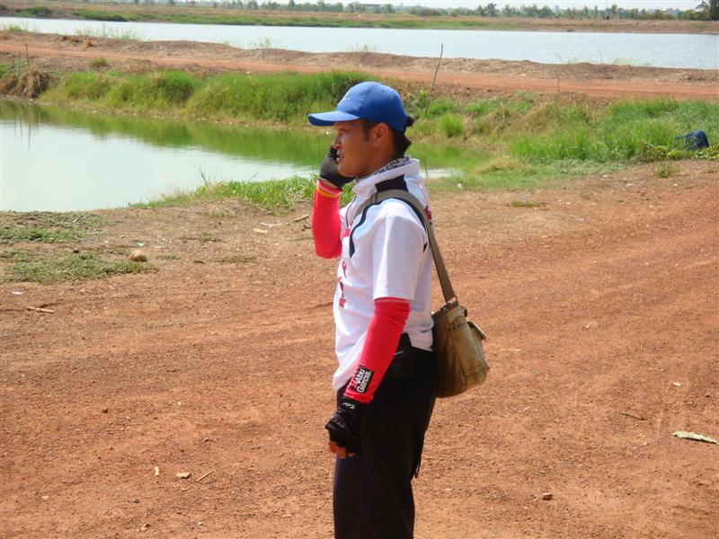 กริ๊งงงงงง โทรสับดังขึ้นมาทันทีครับ ฮัลโหลเพ่จุ่น
เออ พี่มาถึงแล้วออกมารับหน่อย
ok พี่รอแปบ