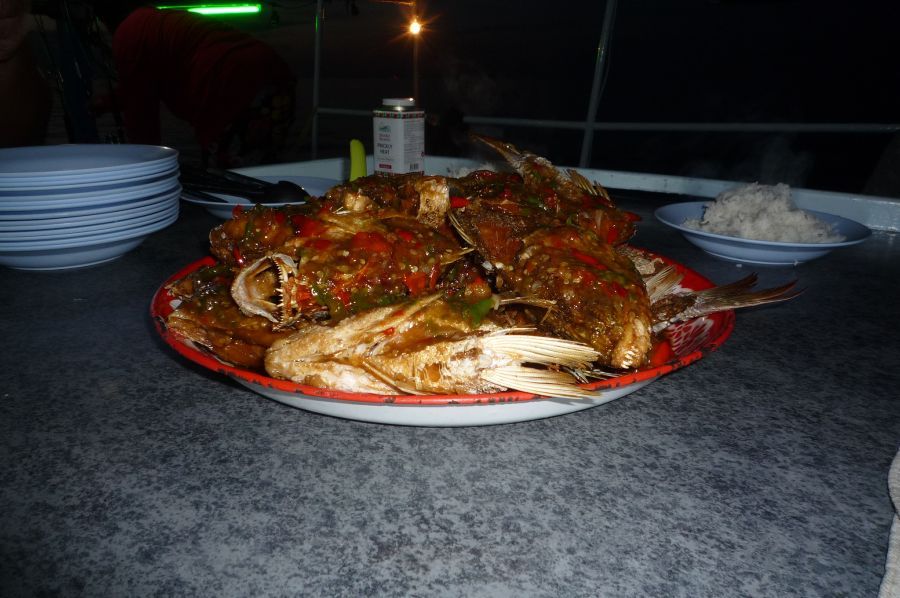 อาหารบนเรือ จัดกันทีเป็นถาด ๆ อร่อยเต็มอิ่มกันทุกมื้อ  :grin: