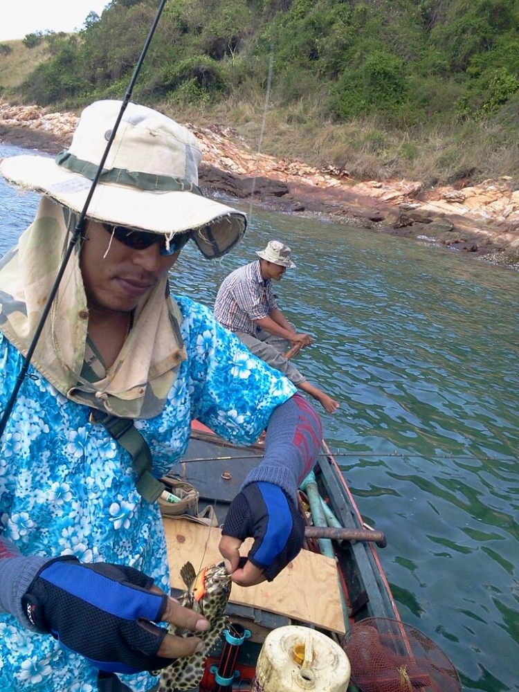 ข้างหลังเจ้าของเรือครับ อาชีพหลักเปิดอู่ซ่อมรถยนต์ อาชีพเสริมตกหมึกครับ :cheer: