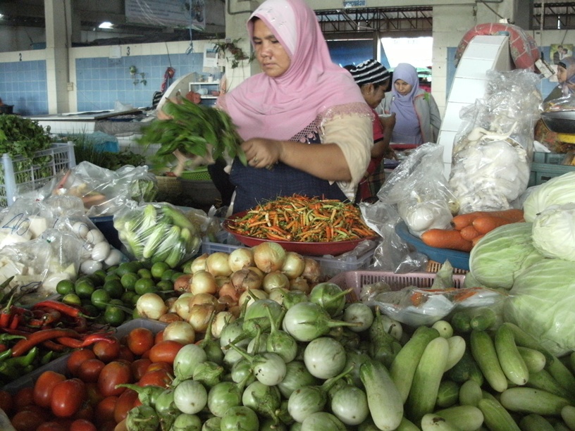 แวะตลาดสดฉลุงซื้อกับข้าว

