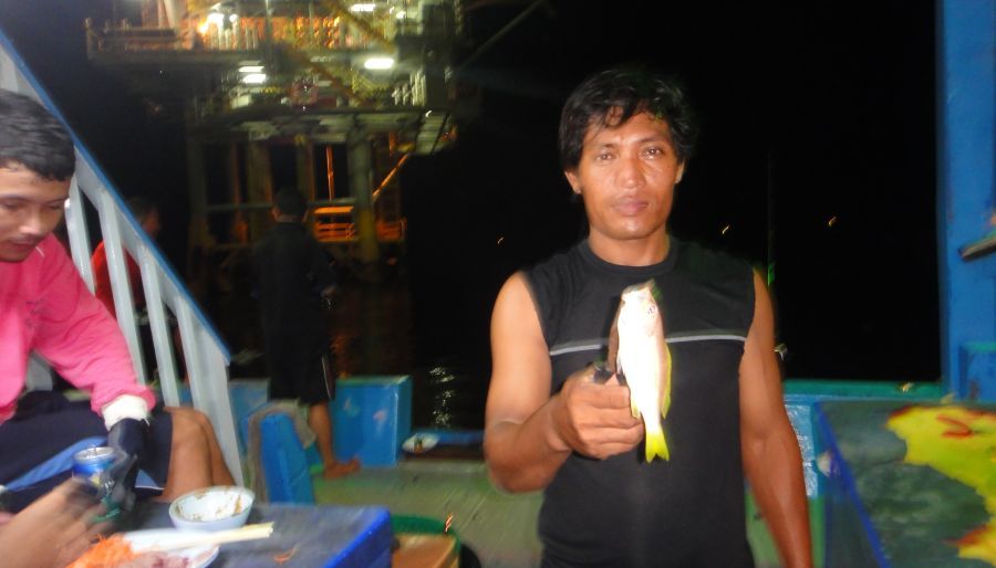 จำได้ ปลาตัวนี้เล็กสุดในทริป น้าตั่มตกได้ไม่กล้าถือถ่ายครับ 555+  :grin: