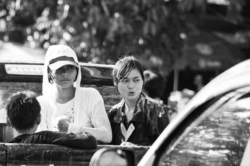 เล็งไว้เหมือนกันครับ
สะพานลอยเดินข้ามหน้าม.
แต่หาที่จอดรถไม่ได้ครับ :grin: