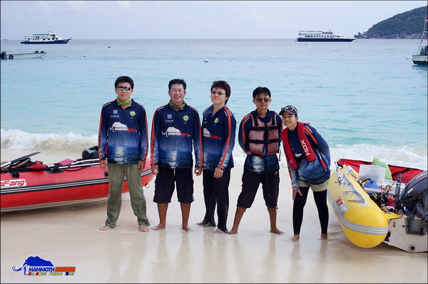 ตัดมาตอนเช้าเลยละกันนะ ถ่ายรูปหมู่กันอีกทีก่อนกลับ :grin: