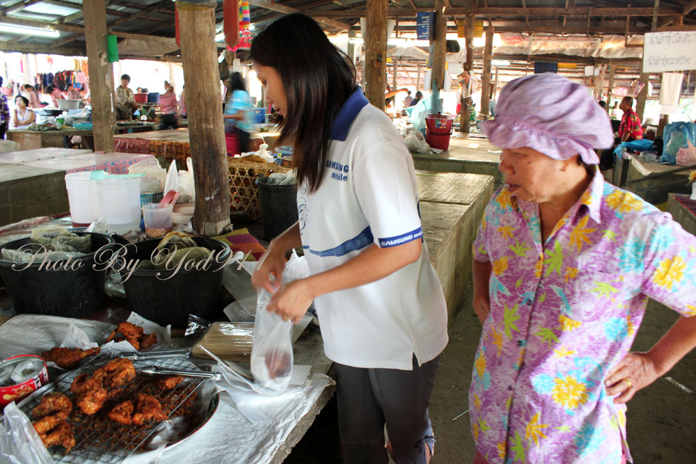 ของที่ผมหาคือ หมูย่างไม่มี แต่ผมได้กินหอมๆๆอันยั้วยวนชวนให้นอกใจ และได้ใช้จมูกอันว่องไวตามหากลิ่นนั้