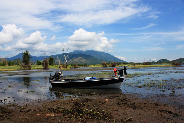 หลังจากที่ลอยเรือหากันอยู่หลายร้อยนาทีก็ยังไม่ได้ตัว เลยเปลี่ยนแนวทิ้งเรือไว้เบื้องหลัง...

แล้วแย