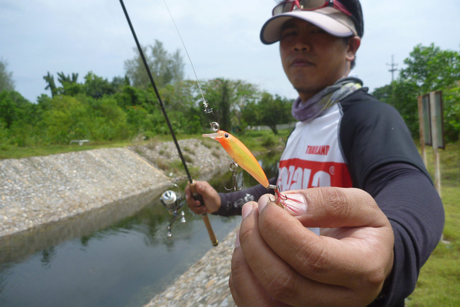  [b]DAY2[/b] ลองหัดถ่าย Rapala XR-4 ด้วยกล้องคอมแพ็คค๊าบ โฟกัสมั่วไปหมด   :laughing:

กำลังเล็ง DS