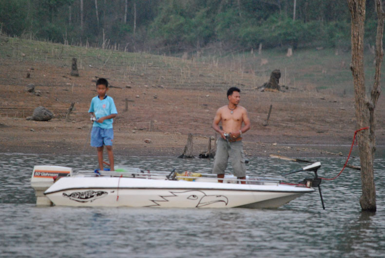 ทางโน้นสองพ่อลูกยึดหมายไว้แล้ว  :shocked: :shocked: