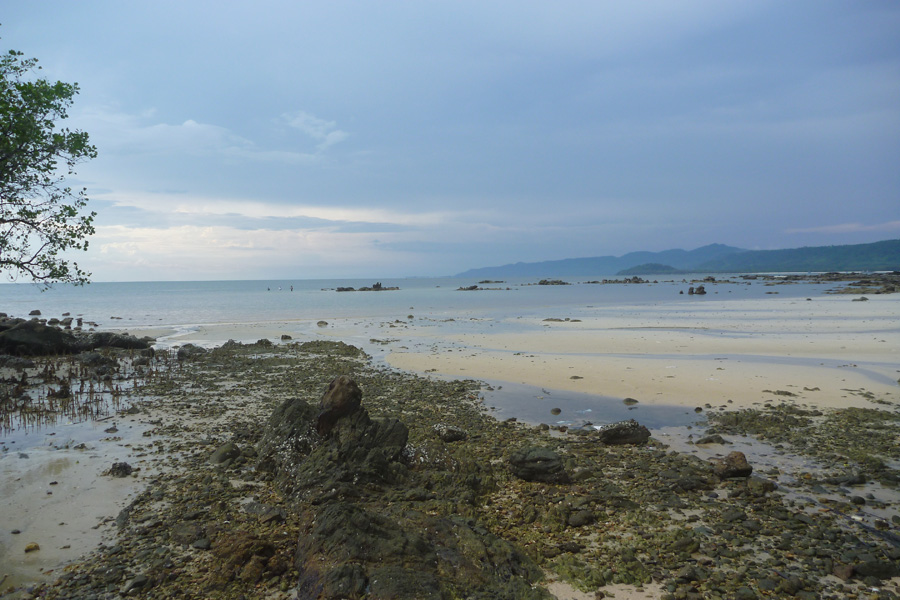  [b]DAY2[/b] รอฝนหยุด ขับรถเลยไปหาดไม้รูดก่อนกลับมาซั่มตอนเย็นคร๊าบ :smile: