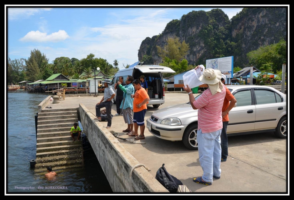 ก็ตัดมาที่ท่าเรือ เลยครับหลังจากเดินทางมาถึงเราก็รอเรือเข้าเทียบท่า :laughing: