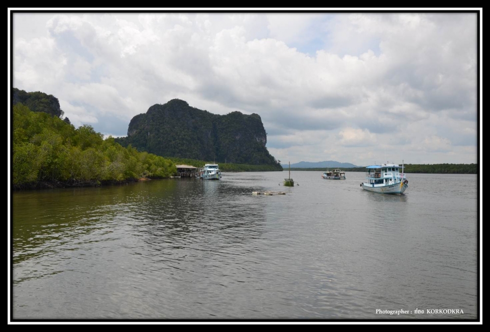 หัวใจ....เต้นแรง...เมื่อน้าอู...บอกว่าเรือลำที่เราจะเดินทางไปด้วยกำลังมาโน่นแล้ว..... :grin: