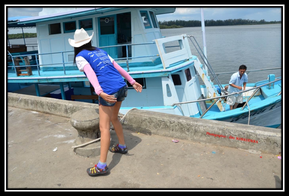 แล้วไต๋ก็เอาเรือมาเทียบท่าละครับ...อิอิ...มีคนรับเชือกคล้องเสาเป็นคาวบอยด้วยนะเนี่ย :laughing: