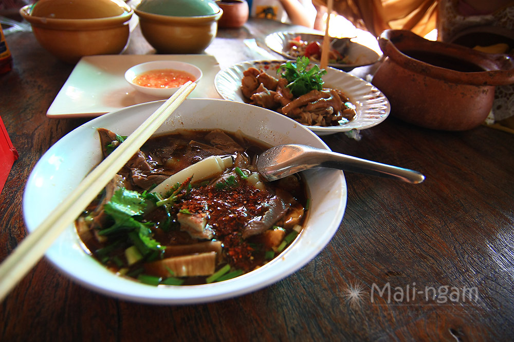 ส่วนผมก็เบาๆ ก๋วยจั๊บ และตีนไก่ตุ๋น
เด็กๆก็ก๋วยเตี๋ยว   :umh: