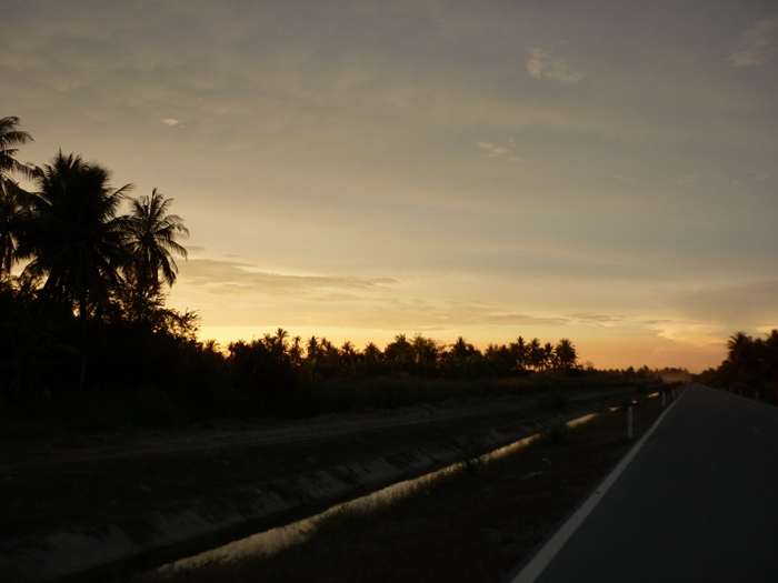 บรรยากาศยามเย็น ตามบ้านนอกมันชั่งสบายจิงๆ  :grin: