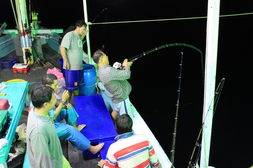 น้าหน่อยเซ็ตที่ มองกันทั้งลำเรือ ใช้รอกไฟฟ้า แต่แบตไม่พอ ปั่นตามอายุเลยครับรอบนี้ :grin: :cheer: :ch