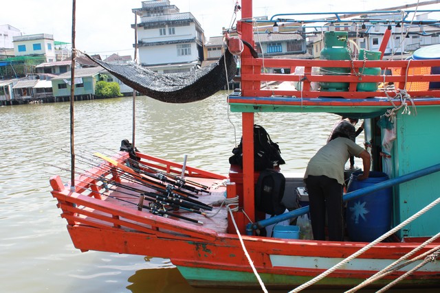 ด้านท้ายเรือนะครับกว้างมากๆๆๆนั่งนอนสบาย :grin: :grin: