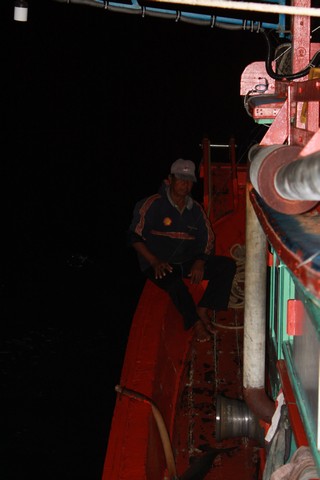 ลุงใหญ่นั่งเฝ้าเบ็ดกระป๋องหัวเรือครับ  พอแกจะมาท้ายเรือปลากินกระป๋องน้ำอัดลมสั่นทุกที  พอแกนั่งเฝ้าป