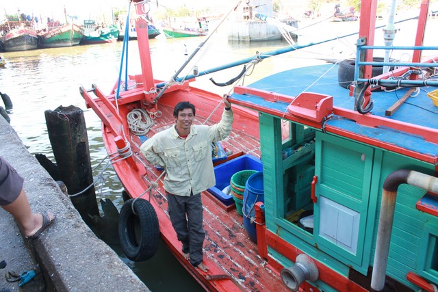 สังเกตดีๆนะครับลังปลาหัวเรือก็ได้ครึ่งลังครับ  น้ำแข็งหมดต้องเข้าบ้านมาขายปลาก่อนนะครับ