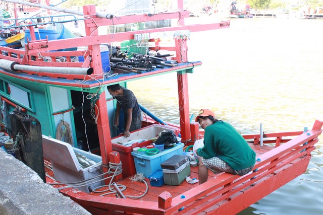 ท้ายเรือก็ปลาเต็ม2ลังนะครับ   อุปกรณ์ก็เยอะท้ายเรือ :laughing: :laughing: :laughing: :laughing: :lau