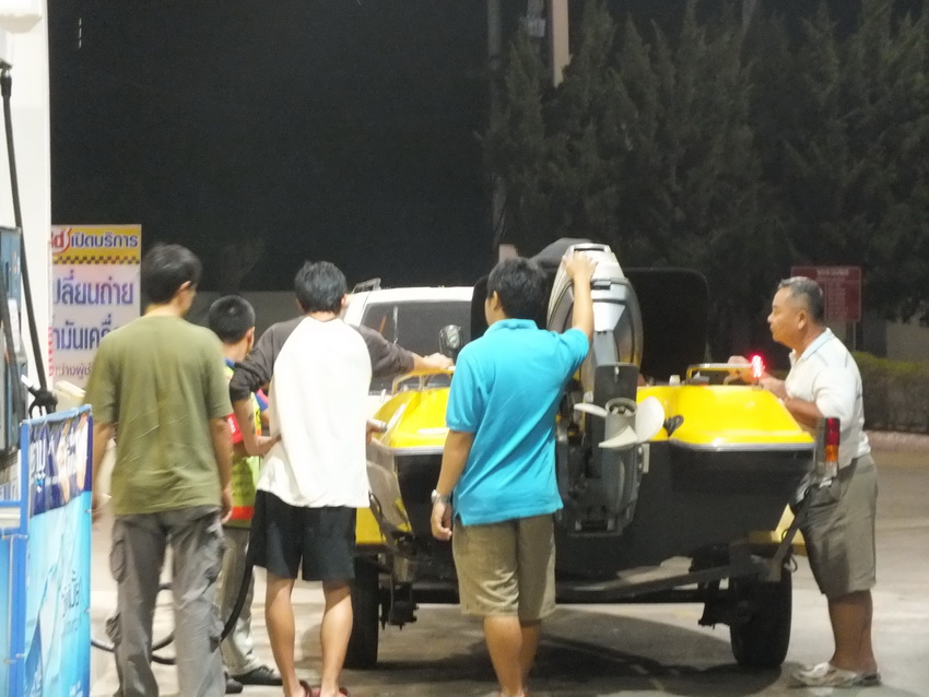 เติมพลังให้เรือหน่อยครับ ทิปนี้น้าแดงจะพาเราลงที่ก้อแล้วจะวิ้งมาหัวเขื่อน
กะว่าน้ำมันลำละ 150 ลิตรน