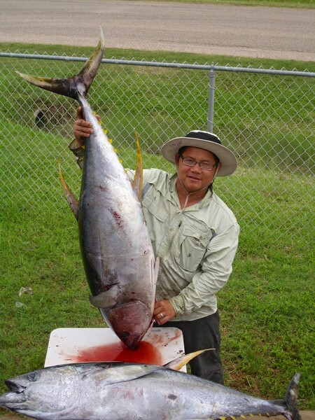 John Lee ครับ เพื่อนชาวเวียดนาม เก่งทุกด้านครับ ขยันด้วย นับถือๆ
