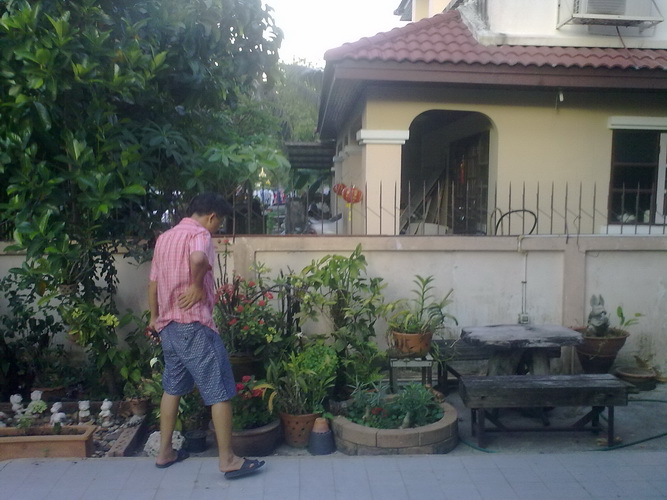 ผมได้ไปเที่ยวที่บ้านพ่อ แถว ชานเมืองมินบุรีครับ (คนนี้พ่อผมเองครับ หล่อปะ)  :grin: :grin: :laughing: