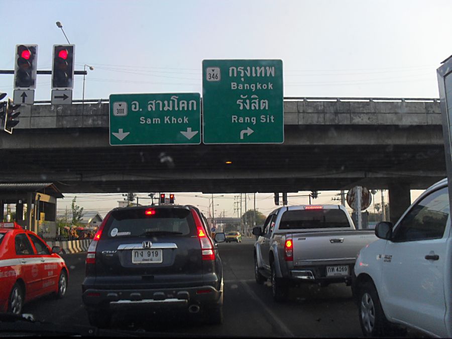 แยกสามโคกครับเมื่อก่อนจากสาธรมาถึงตรงนี้ก้มือไม้คันแล้วคับกุ้งเยอะจริงๆเมื่อก่อนแต่ด้วยสภาพปัจจุบันจ