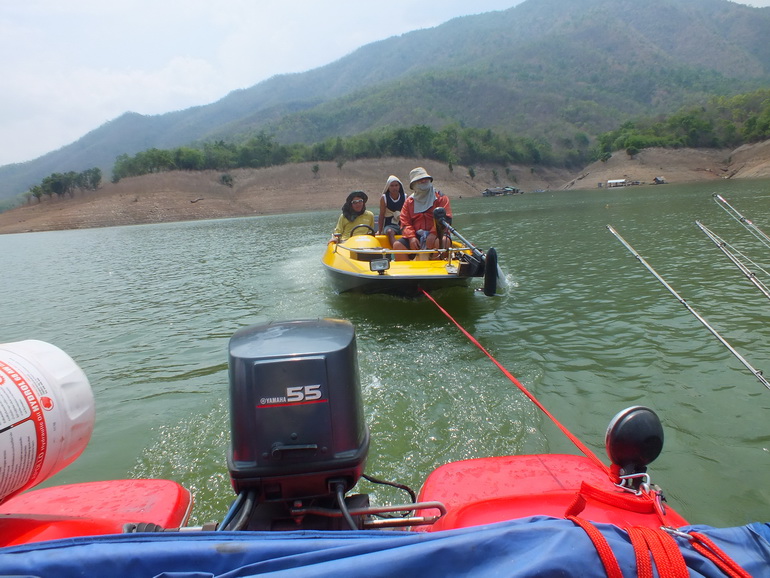 ก่อนจะถึงท่าเรือ เรือพี่เจี๊ยบน้ำมันหมด เลยต้องลากกันเข้าฝั่ง ..............
ผมก็ขอลากันด้วยถาพนี้เ