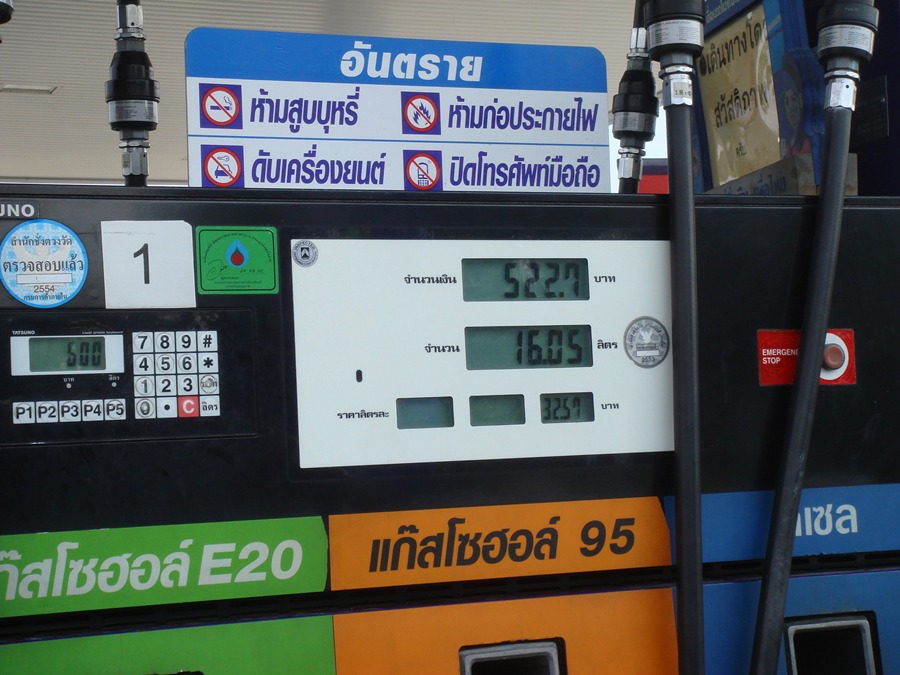 มันรู้สึกจี๊ดทุกที....ที่เข้าปั๊ม.....มะเป็นรายๆๆ   ลิตรละ150  เราก็ต้องเติม....ชีวีสสสสสสสส์.... :l