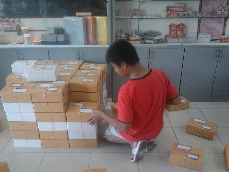 ไปส่งให้แล้วนะ เมื่อวันเสาร์ที่ผ่านมา จำนวนการส่งทั้งหมด 259 กล่อง  :laughing:

ส่งไปแล้วครึ่งนึง 