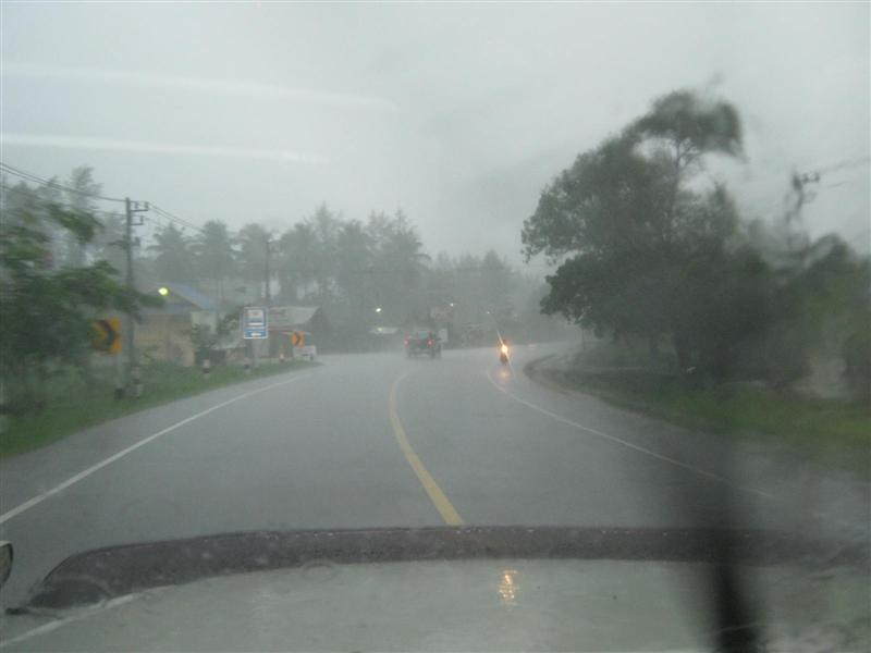 นอนบ้านปาล์มคืนนึงฝนตกทั้งคืนเช้ามาไปเขาหลักฝนตกตลอดทางเลยยยยยยยยย