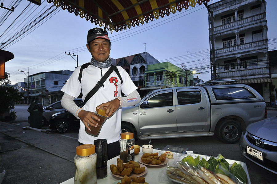 ตัดมาที่ร้านนายโตเลยครับพี่เหมี้ยวมาถึงไม่รอช้า จัดการกับกาแฟก่อนเลย งานนี้ช้าหมดอดเลยนะ อิอิ  :grin