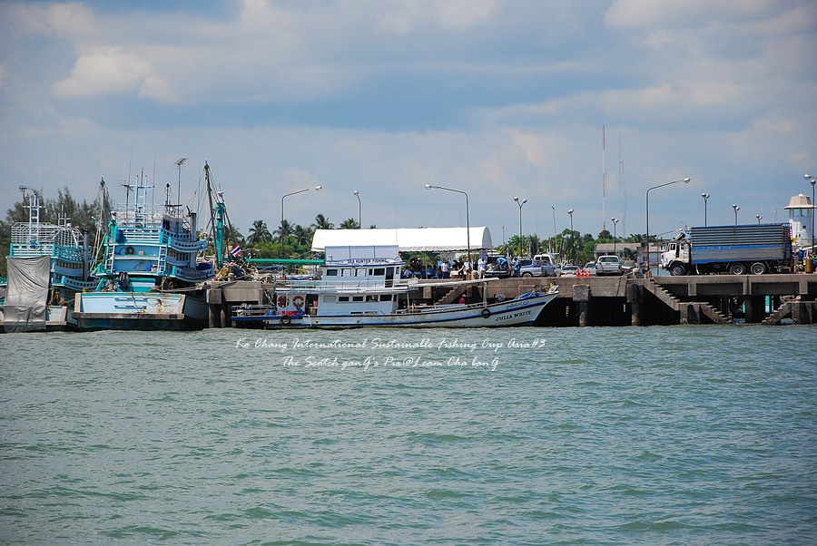 สักพัก ไต๋เป็ดก้อเบาเครื่อง เรือกำลังจะเทียบท่าที่สะพานแหลมงอบ ซึ่งมีกรรมการและนักกีฬาทีมอื่นๆมารออย