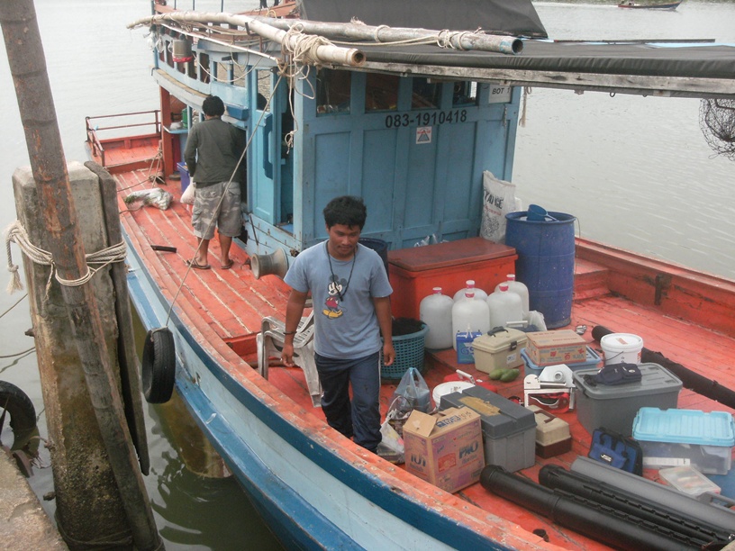 ทริปนี้ลงเรือไต๋ยีครับ คนนี้เจ้ายู เด็กเรือคนใหม่ของไต๋ยี ขยันใช้ได้เลยครับ ข้าวปลาก็ตรงเวลา...เยี่ย