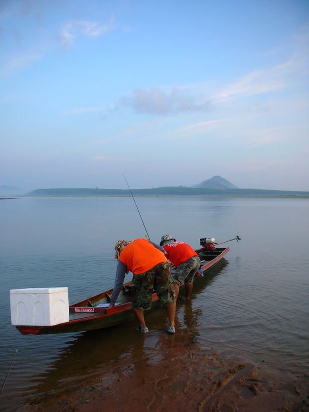 ไต๋  ไต๋สายันต์   มาถึง  


เจ้าหนวด รีบไปช่วยเข็นเรือ อารายมันจะ อยากขนาดนั้น