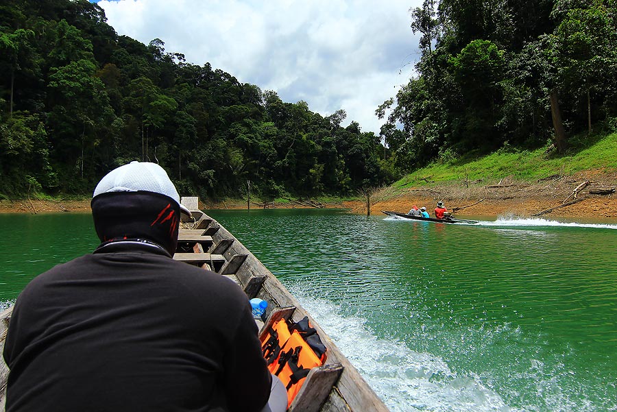  [b]ลำน้าเหลืองนำหน้าไปก่อน..เรือเล็ก[/b] :grin: :grin:
