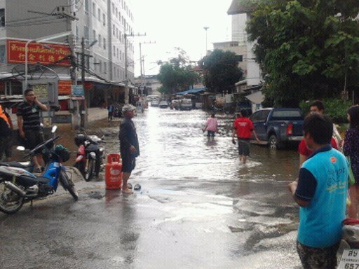 พระอินทร์ราชา น้ำเริ่มล้นประตูน้ำคลองรังสิตเหนือ