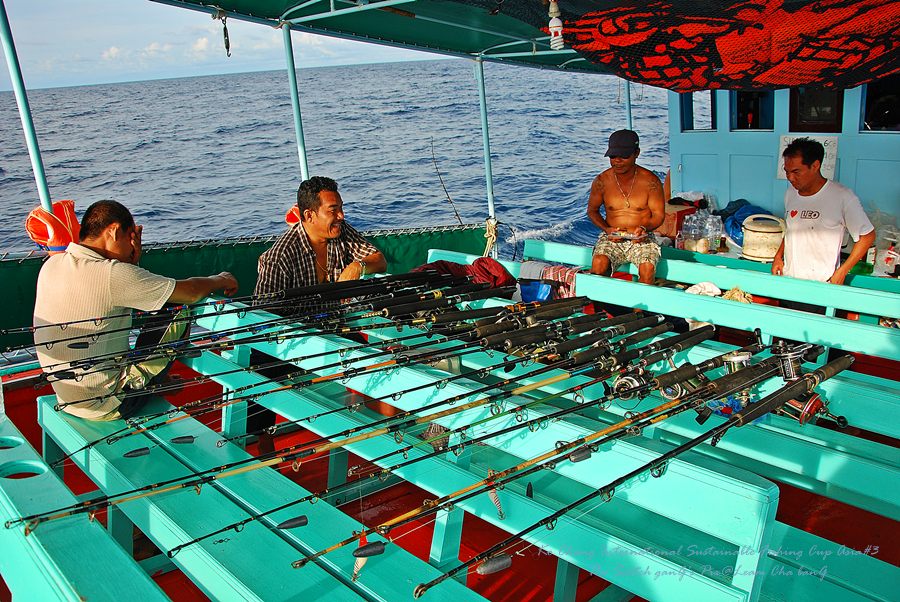 เมื่อเรือมุ่งหน้าเข้าสู่เกาะหวาย เหล่าบรรดาพวกเราก้อมา ล้อมวง พูดคุย เรื่องที่เกิดขึ้น ตลอด สามวันสอ