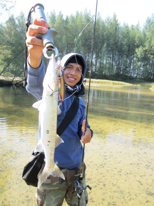  [b]หล่ออีกแล้ว หลาวว [/b]  :cool: :cool: :cool: :cool: :cool: :laughing: :laughing: :laughing: :lau