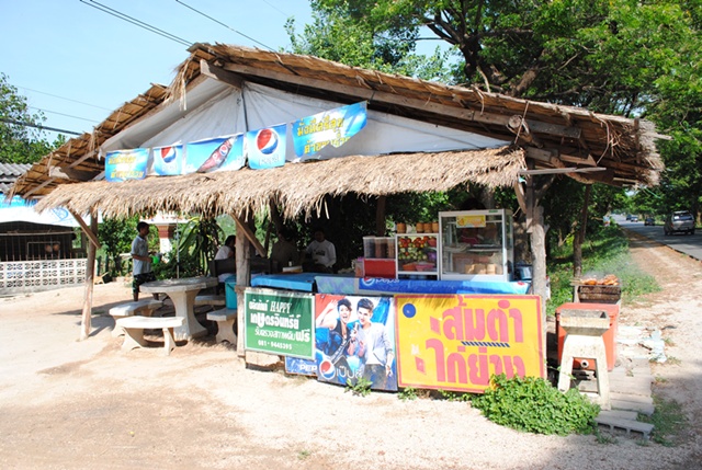 หลังจากปะยางเส็ดกะ ลงความเห็นกันว่า กินข้าวกันดิก่า แวะร้านส้มตำ ร้านประจำของผมเรยยย  :umh: :umh: