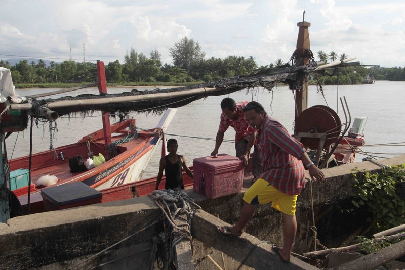 ช่วยกันขนของลงเรือครับ