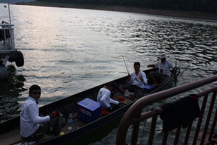 ได้เวลานัดหมายกลับแพ เรือของพี่โปร กับเรือผมกะค่อยๆ ล่องเข้ามาเทียบที่แพ ทีละลำ 