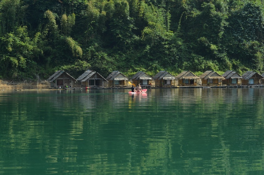 นั่งเรือมาสักเกือบชั่วโมงก็เข้ามาถึงแพที่พักครับ บรรยากาศดีมากๆเลยครับ