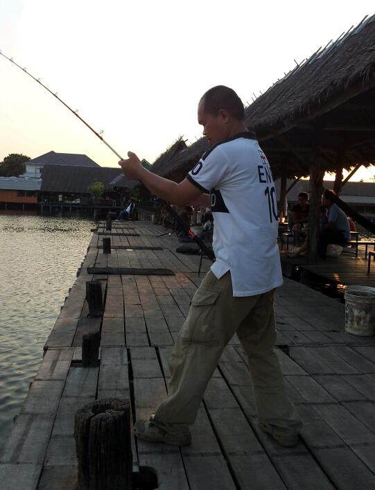 น้าชัยไม่ยอมมาหลังกิน :angry: :cheer: