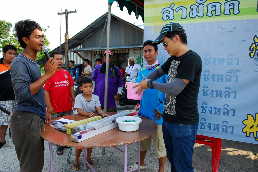 หลังจากมอบรางวัล  ก็มาจับรางวัลกันคับ  