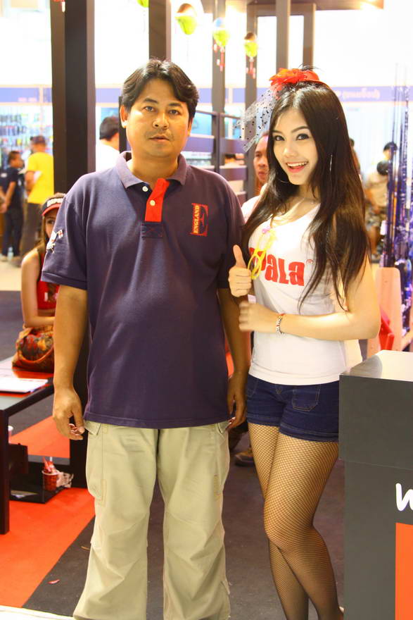 น้าโกดัง ทำหน้าดีๆหน่อย..........ก็แค่ถ่ายรูปนิดเดียวเอง :wall: :wall: :flag: :laughing: