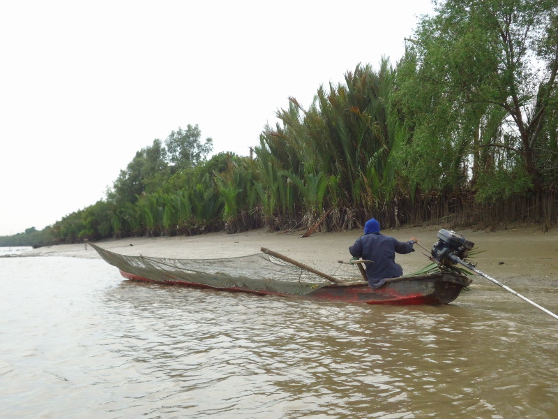 

          ดูเรือผีหลอกดีกว่า  ปีที่แล้วก็เจอ..บางปะกงยังสมบูรณ์อยู่ครับ